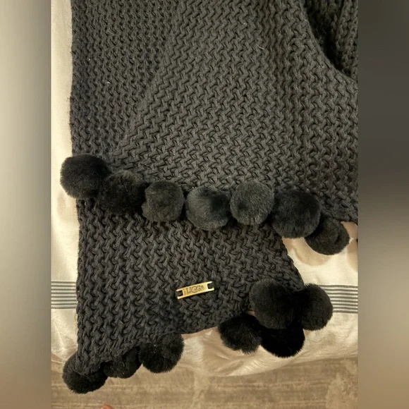 UGG Black Long scarf (83% cotton/17% cashmere) with Pom Poms - Picture 5 of 5